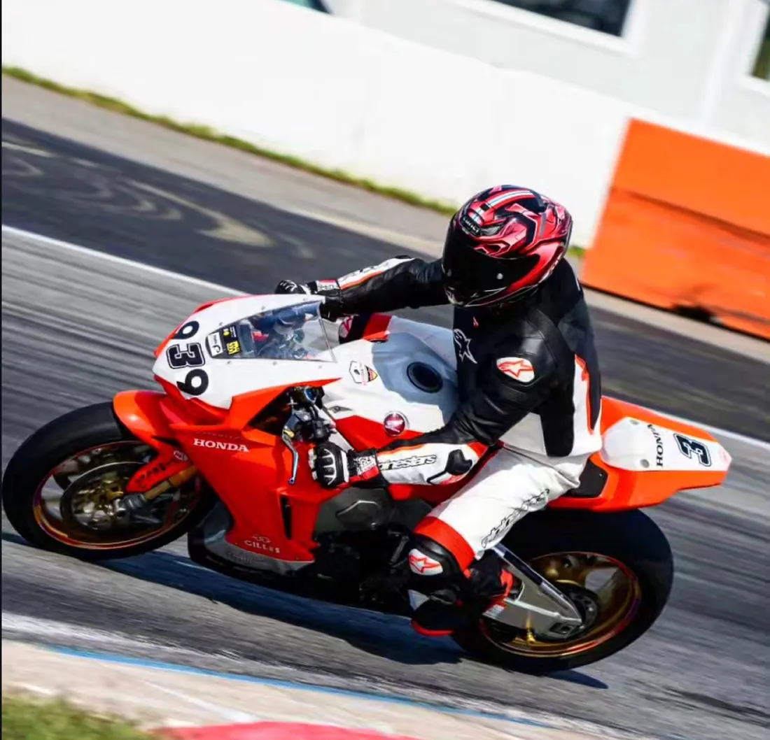 Hagen Anton mit dem Motorrad auf der Rennstrecke