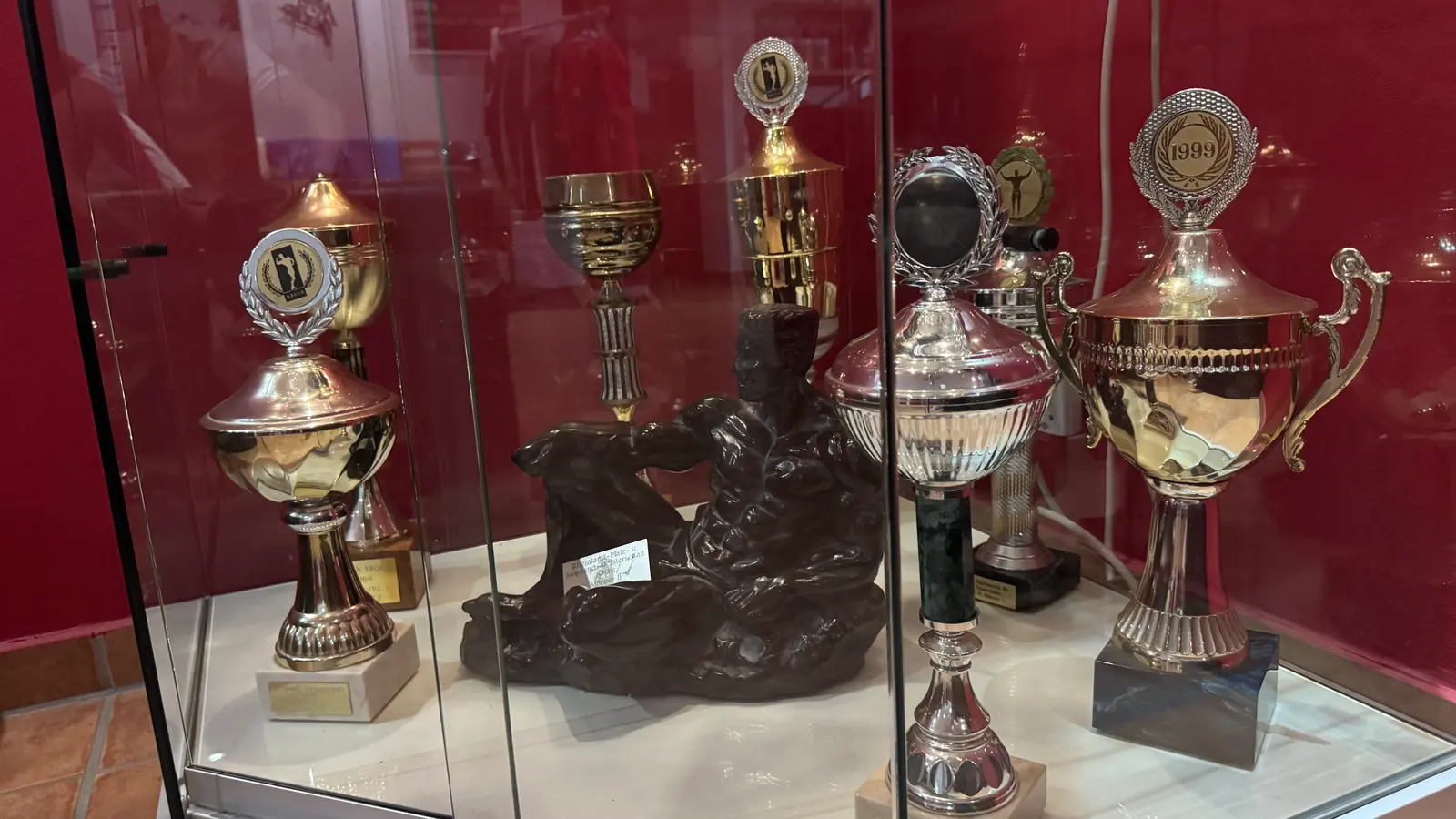 Pokale von Hagen Anton in der Vitrine des Studios, einer davon mit der Jahreszahl 1999